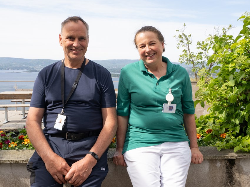 Petter og Benedicte sitter på terrassen